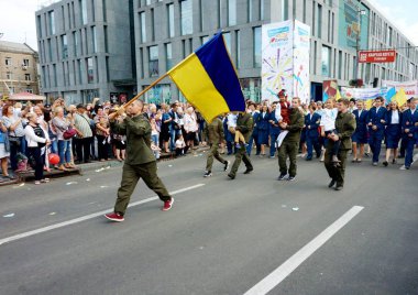 Karnaval alayındaki geçit törenine katılanlar şehrin kutlamasının onuruna.
