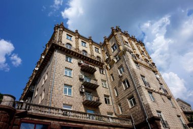 Kiev 'in ana caddesindeki güzel yüzlü evler Khreshhatyk.