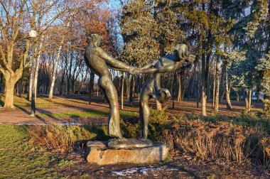 Kiev 'deki Vidradny parkında bronz kaplama..