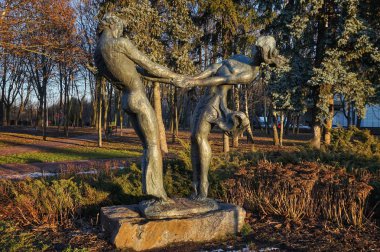 Kiev 'deki Vidradny parkında bronz kaplama..
