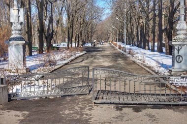 Kiev 'deki Alexander Puşkin' den sonra parka giriş.
