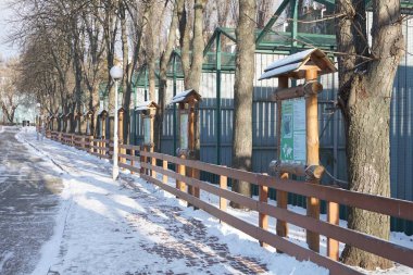 Kiev hayvanat bahçesinde yırtıcı kuşlar için kuşlarla dolu bir sokak..