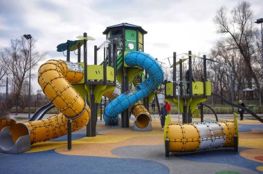 Bir lunaparkta çocuklar için slaytlar