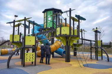 Bir lunaparkta çocuklar için slaytlar