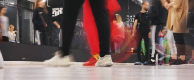 İnsanlar dans ediyor. Aşağıdan görüntüle.