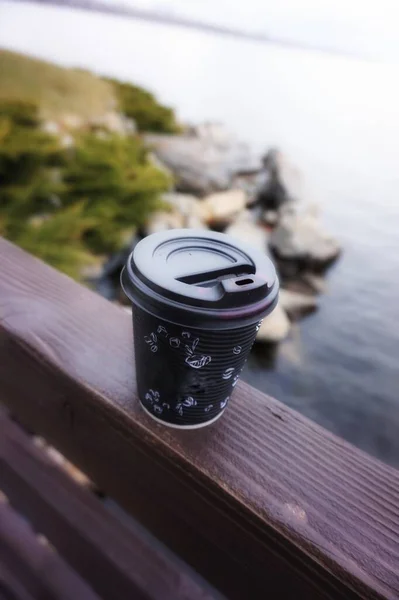 Kartonnen Wegwerpkopje Koffie Staat Het Hek Van Brug Wandelen Natuur — Stockfoto