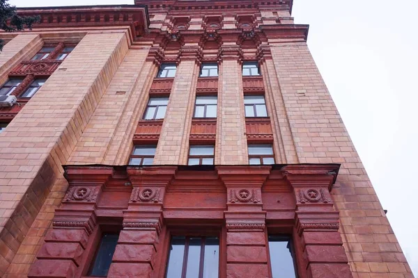 Fenêtres Dans Ancien Bâtiment Décoré Moulures Stuc — Photo