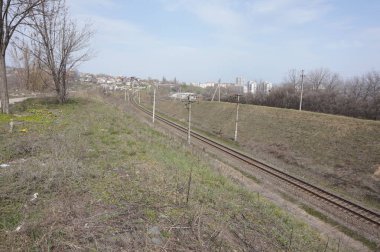 Şehrin kenar mahallelerine demiryolu rayları döşenmişti..