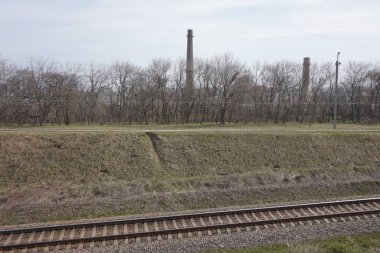 Şehrin kenar mahallelerine demiryolu rayları döşenmişti..