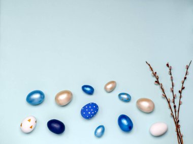 Mavi tonda Paskalya yumurtaları. Mavi arkaplanda söğüt dalları ve fotokopi alanı için yer var..