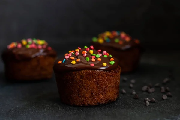 Muffins à la citrouille verser la ganache au chocolat, décorer avec des pâtisseries colorées — Photo