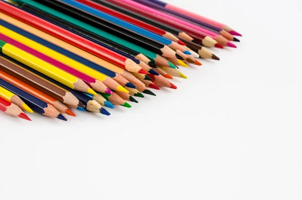 Цветные карандаши изолированы на белом фоне. — стоковое фото