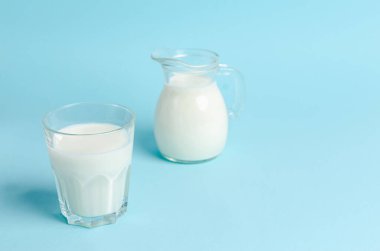 Ev yapımı mayalanmış içecek - kefir ya da Bulgaros mavi arka planda fotokopi alanı ile.