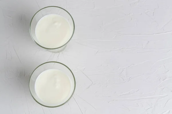 Zelfgemaakte gegiste drank - kefir op een witte achtergrond met kopieerruimte. — Stockfoto