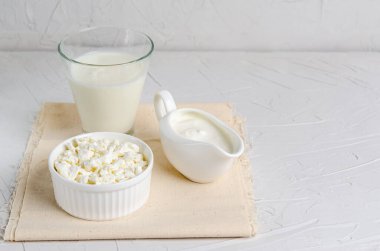 Ev yapımı mayalanmış ürünler - kefir, süzme peynir, beyaz arka planda fotokopi alanı olan bütçe. Ekşi süt içeceği, maya mayası mayası için ekşi ekmek, bağırsak sağlığı konsepti..
