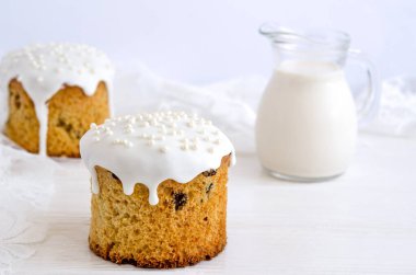 Beyaz arkaplanda beyaz şekerleme ve gümüş şekerleme toplarıyla süslenmiş Paskalya pastası. Baharda geleneksel mevsimlik hamur işleri. Paskalya bayramı kutlaması. Yakın plan..