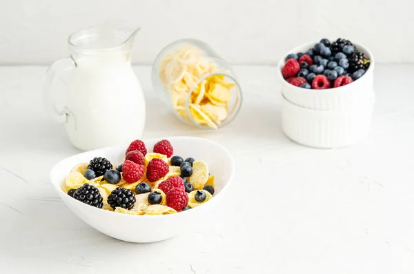 Здоровий Сніданок Кукурудзяними Пластівцями Білій Тарілці Ягоди Молоко Кава Білому — стокове фото