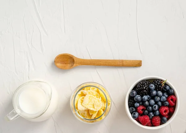Інгредієнти Здорового Сніданку Кукурудзяні Пластівці Ягоди Молоко Білому Тлі Копіюйте — стокове фото