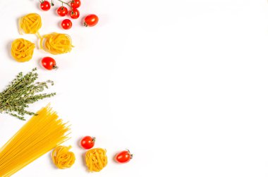 Çiğ tagliatelle makarna, domatesli spagetti, arka planda kekik, metin için kopyalama alanı, düz yatak. Düzgün beslenme, diyet. Yukarıdan görüntüle