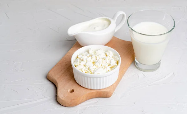 Zelfgemaakte Gefermenteerde Melkproducten Kefir Zure Room Kwark Een Houten Plank — Stockfoto