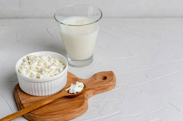 Ev yapımı mayalanmış süt ürünleri - kefir, ahşap bir tahtada beyaz arka planda fotokopi alanı olan süzme peynir. Maya bakteriyel fermantasyon, bağırsak sağlığı konsepti.
