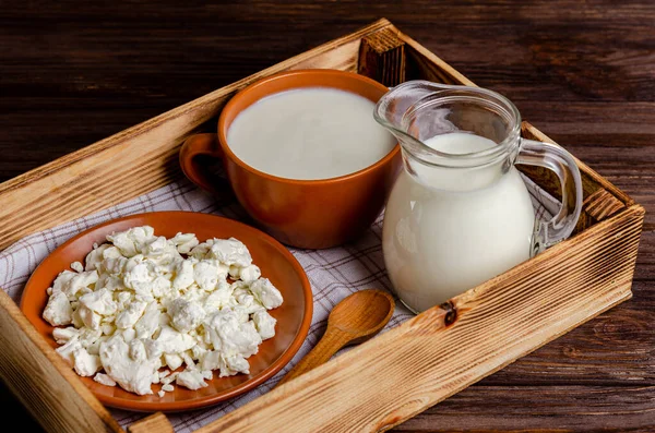 Ev yapımı mayalanmış süt ürünleri - kefir, ahşap arka planda ahşap tepside süzme peynir. Sağlıklı beslenme kavramı. Maya bakteriyel fermantasyon, bağırsak sağlığı konsepti.