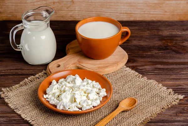 Ev yapımı mayalanmış süt ürünleri - kefir, ahşap arka planda süzme peynir. Sağlıklı beslenme konsepti. Maya bakteriyel fermantasyon, bağırsak sağlığı konsepti.
