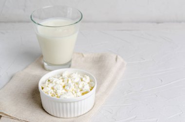 Beyaz arka planda kefir ve süzme peynirli ev yapımı mayalanmış içecek, kopyalama alanı. Ekşi süt içeceği, maya mayası mayası için ekşi ekmek, bağırsak sağlığı konsepti..