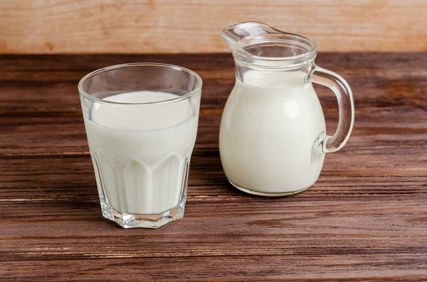 Ahşap arka planda bir bardak kefir içinde ev yapımı mayalanmış içecek. Ekşi süt içeceği, maya mayası mayası için ekşi ekmek, bağırsak sağlığı konsepti..