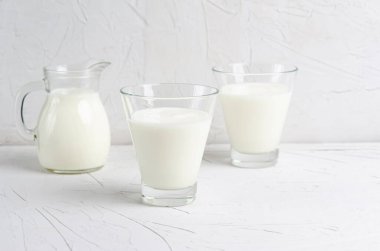 Ev yapımı mayalanmış içecek - beyaz arka planda kopya alanı olan kefir, metin için yer.