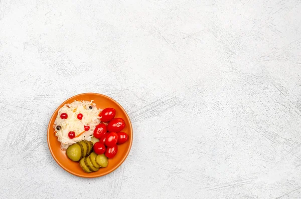 Zelfgemaakte Gefermenteerde Producten Een Bord Zuurkool Gepekelde Tomaten Augurken Lichtgrijze — Stockfoto