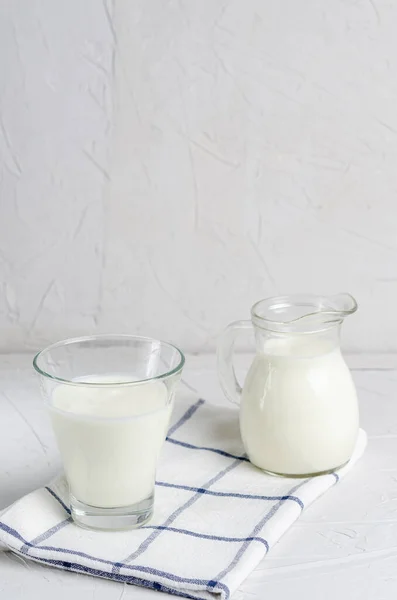 自家製の発酵飲料ケフィアナプキン白い背景 コピースペース テキスト用の場所 サワーミルクドリンク 酵母菌発酵のための生地 腸の健康の概念 — ストック写真