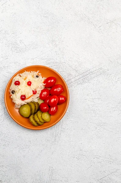 Zelfgemaakte Gefermenteerde Producten Een Bord Zuurkool Gepekelde Tomaten Augurken Lichtgrijze — Stockfoto