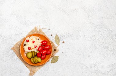 Tabakta ev yapımı mayalanmış ürünler, lahana turşusu, turşu, turşu, açık gri arka plan. Uzayı kopyala Geleneksel Ukrayna yemekleri. Doğal mayalanma. Yukarıdan görüntüle.