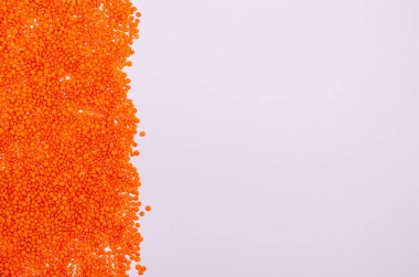 Beyaz arka planda vejetaryenler için kuru turuncu mercimek fotokopi alanı, yazı için yer. Yüksek miktarda protein ve karbonhidrat içeren sağlıklı yiyecekler. Yukarıdan bak. Yatay yönelim.