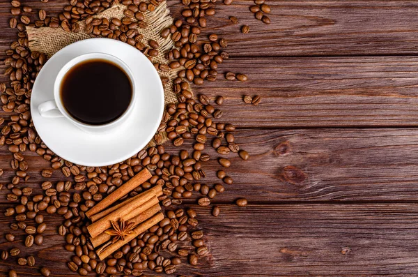 Uma Xícara Café Aromático Preto Uma Xícara Branca Com Grãos — Fotografia de Stock