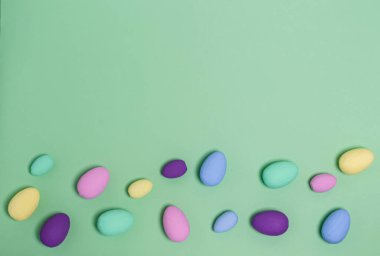 Yeşil zemin üzerine boyanmış Paskalya yumurtaları, kopyalama alanı, düz konum.