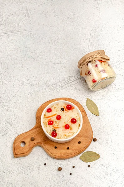 Zelfgemaakte Gefermenteerde Zuurkool Met Wortelen Veenbessen Het Bord Lichtgrijze Achtergrond — Stockfoto