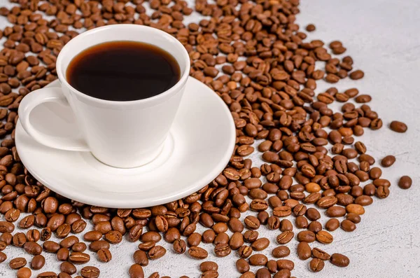 Uma Xícara Café Aromático Preto Uma Xícara Branca Com Grãos — Fotografia de Stock