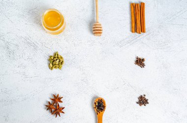 Geleneksel Hint çayı için kuru malzemeler çerçeve şeklinde masala çayıdır..