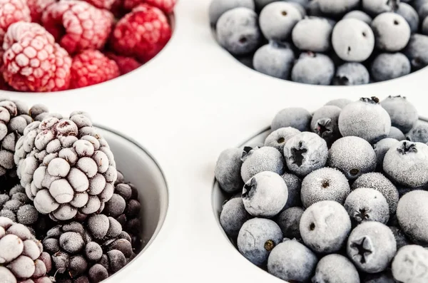 Gefrorene Himbeeren Blaubeeren Und Brombeeren Einer Weißen Eisernen Auflaufform Auf — Stockfoto