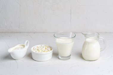 Bir bardak kefir, süzme peynir ve beyaz arka planda ekşi krema içinde ev yapımı mayalanmış içecek. Ekşi süt içeceği, maya mayası mayası için ekşi ekmek, bağırsak sağlığı konsepti..