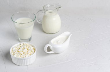 Ev yapımı mayalanmış kefir, süzme peynir, beyaz arka planda ekşi krema, kopyalama alanı. Ekşi süt içeceği, maya mayası mayası için ekşi ekmek, bağırsak sağlığı konsepti..