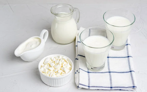 Bir bardak kefir, süzme peynir, beyaz arka planda ekşi krema, fotokopi alanı. Ekşi süt içeceği, maya mayası mayası için ekşi ekmek, bağırsak sağlığı konsepti..