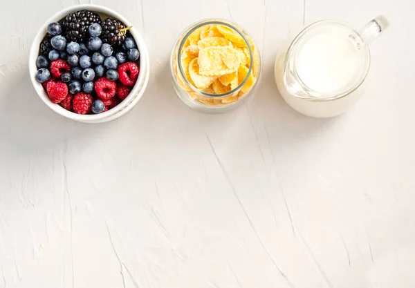 Інгредієнти Здорового Сніданку Кукурудзяні Пластівці Малина Ожина Чорниця Білому Тлі — стокове фото