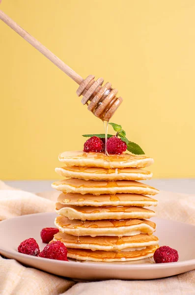 Panqueques Americanos Clásicos Caseros Con Frambuesas Frescas Moras Miel Hojas —  Fotos de Stock