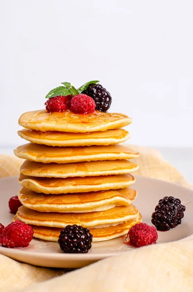 Panqueques Americanos Clásicos Caseros Con Frambuesas Frescas Moras Miel Hojas —  Fotos de Stock