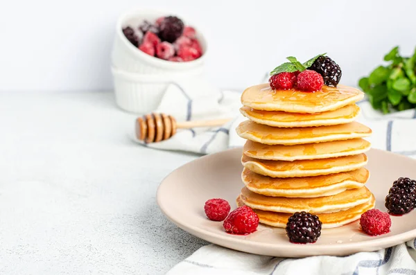 Panqueques Americanos Clásicos Caseros Con Frambuesas Frescas Moras Miel Hojas —  Fotos de Stock