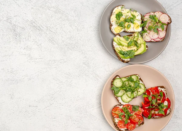 Een Verscheidenheid Aan Mini Sandwiches Met Roomkaas Groenten Borden Een — Stockfoto