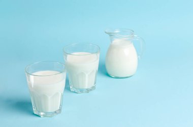 Ev yapımı mayalanmış içecek, kefir ya da Bulgaros. Fotokopi alanı olan mavi bir arka plan. Ekşi süt içeceği, maya mayası mayası için ekşi ekmek, bağırsak sağlığı konsepti..
